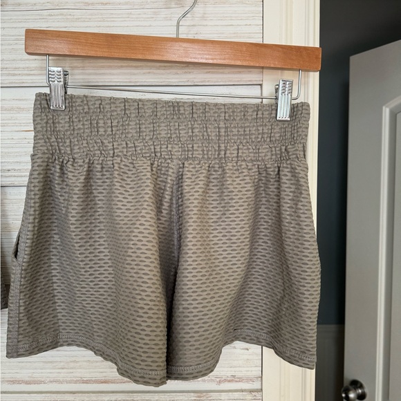 Noli yoga mesh set- crop top and shorts in stone size small- NWOT - Picture 6 of 8